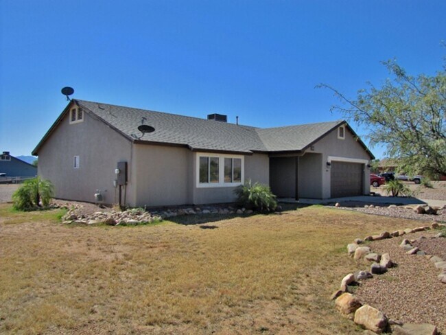 Building Photo - 3BR/2BA/2CG, 1519 sq.ft on half acre in Huachuca City, AZ