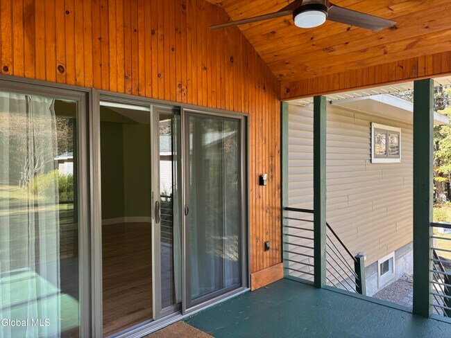 Building Photo - 443 Creek Rd
