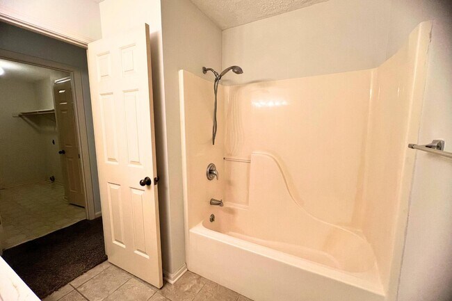 Building Photo - 2509 Hollyhock Dr