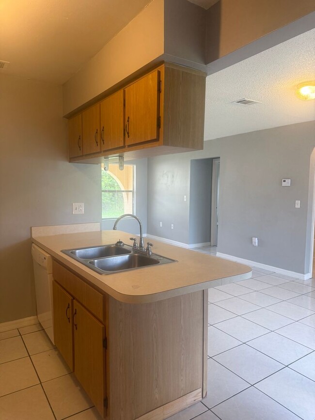 Building Photo - Spacious Duplex in Poinciana