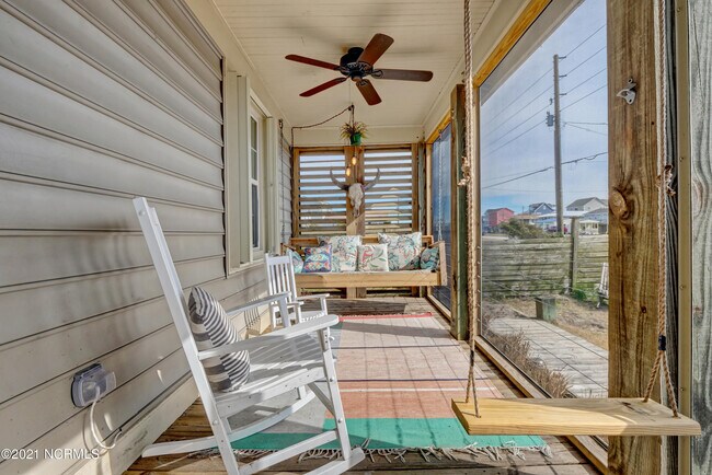 Building Photo - 2681 Island Dr