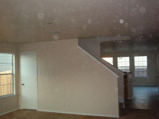 Building Photo - Large 3 Bedroom