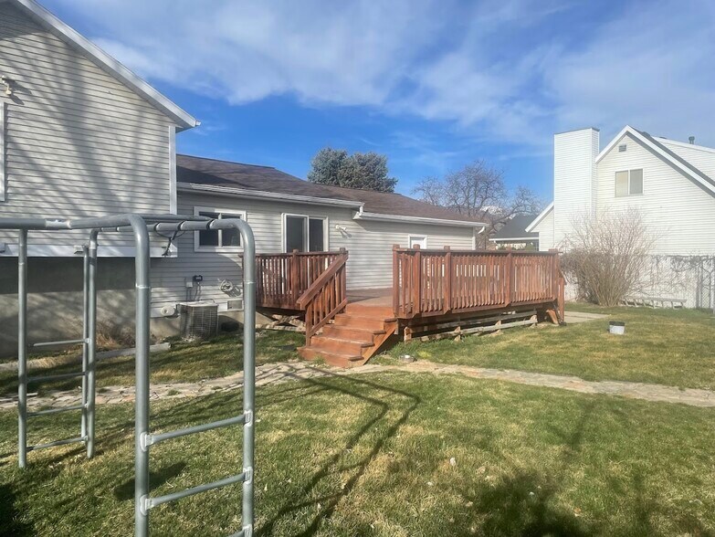 Building Photo - 758 E New England Dr