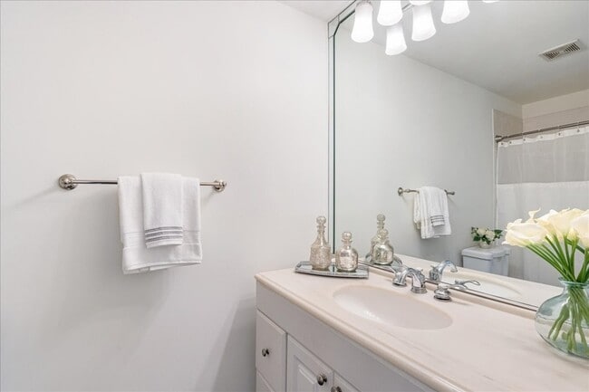 Building Photo - 1411 10th Ave N