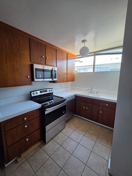 Kitchen - 1145 Yale St