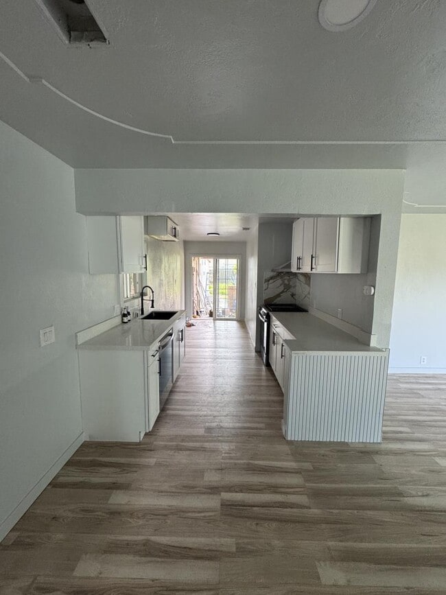 Building Photo - 1854 De Ovan Ave