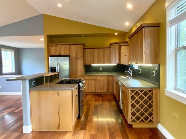 Building Photo - Spacious 3 BR w/ all wood floors and great midtown Bend location