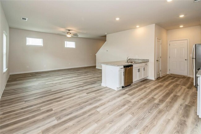 Building Photo - 605 Mackenzie Cv