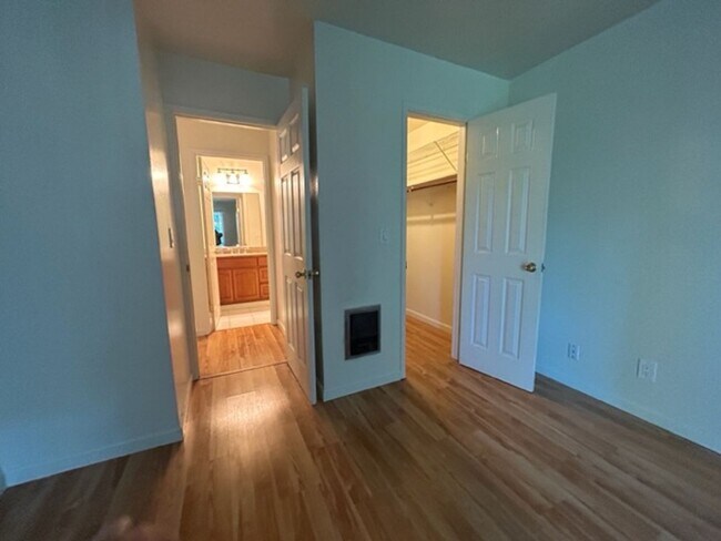 Building Photo - $250 Move In Special!!! Nice Cozy 1 Bedroom Condo !!!