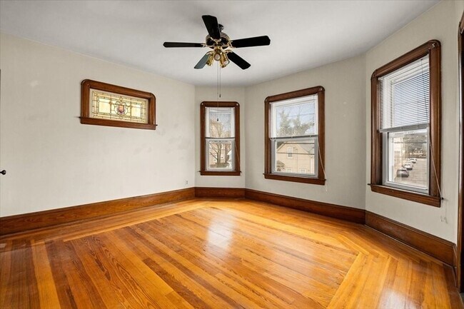 Building Photo - 576 Slade St