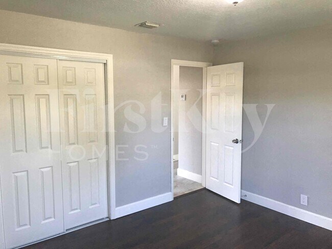 Building Photo - 1640 NE 32nd Pl