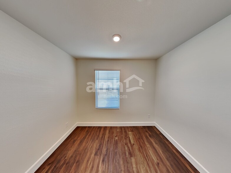 Building Photo - 585 Topiary Pk Ave