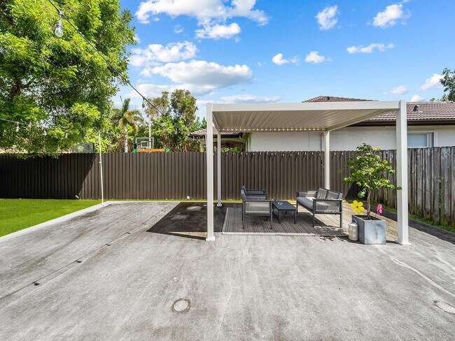 Building Photo - 14815 SW 28 Ln