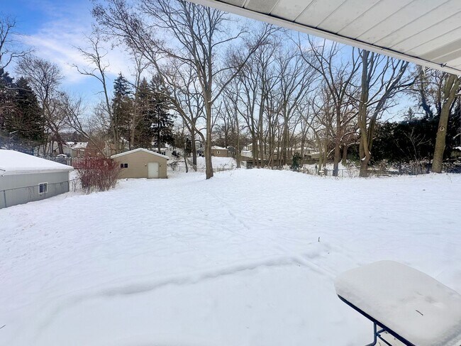 Building Photo - 858 Houseman Ave NE