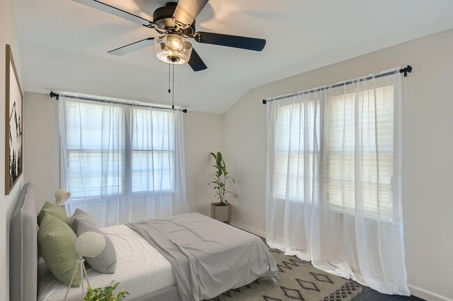 Building Photo - Impressive Cochran Heights home with outdo...