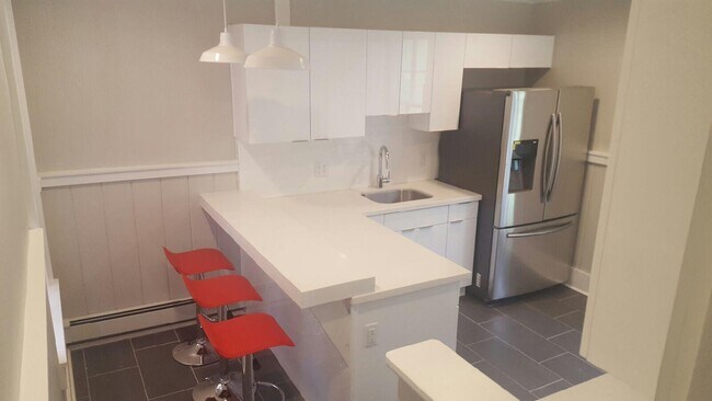 Building Photo - 24 Tracy St