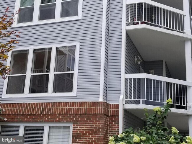 Building Photo - 3178 Summit Square Dr