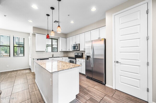 Building Photo - 2090 S Dorsey Ln