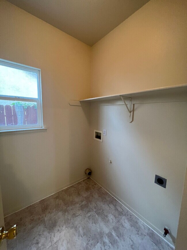 Building Photo - North Merced: 5 bedroom 3 bathroom 2 story...