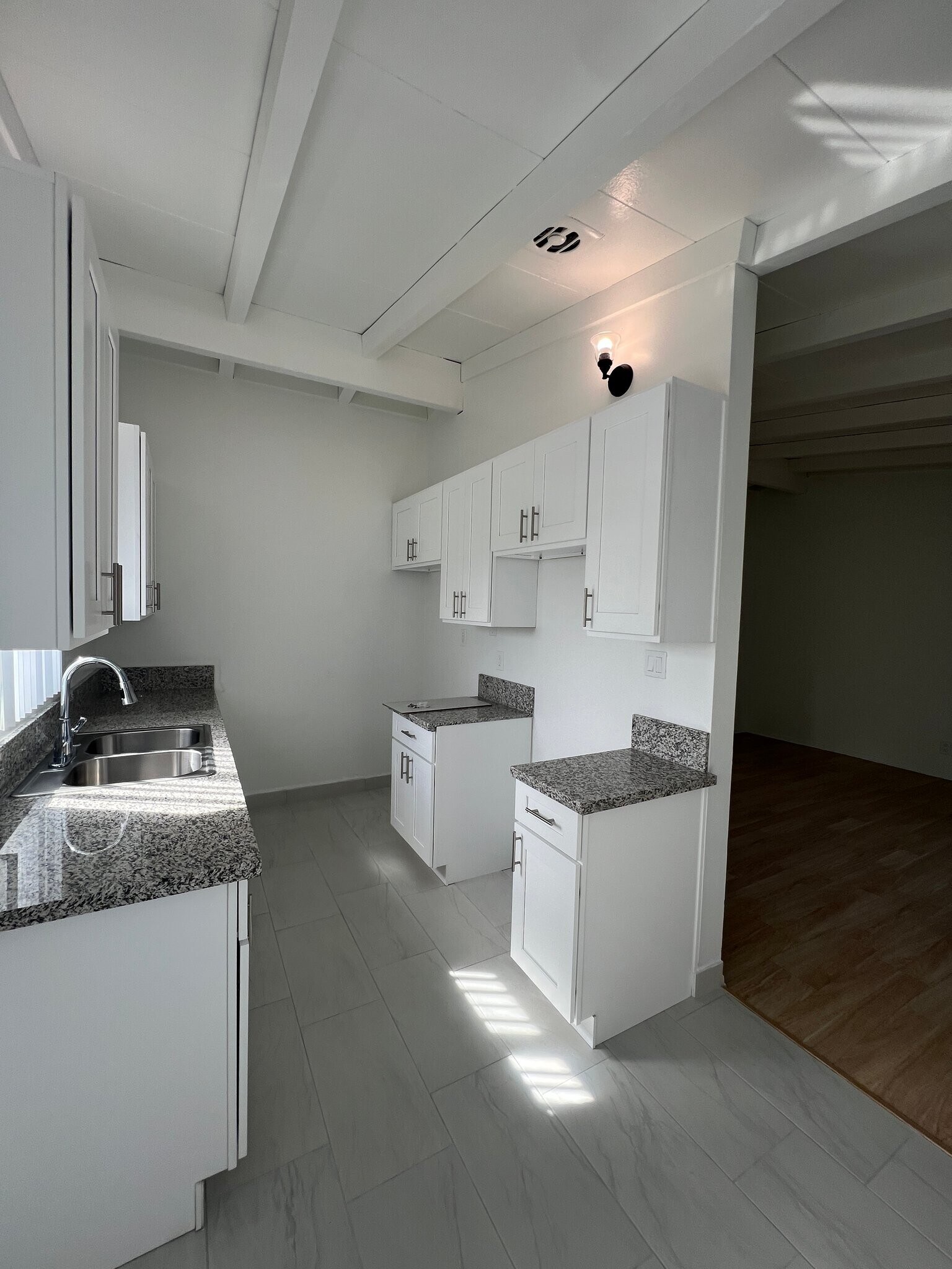 Building Photo - 1102 W Broadway