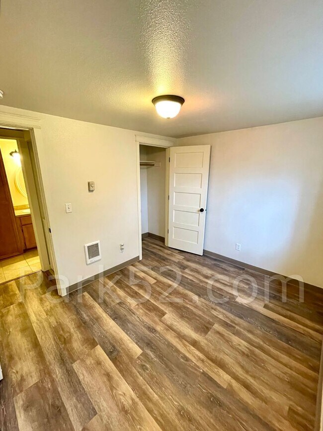 Building Photo - 401 N M St