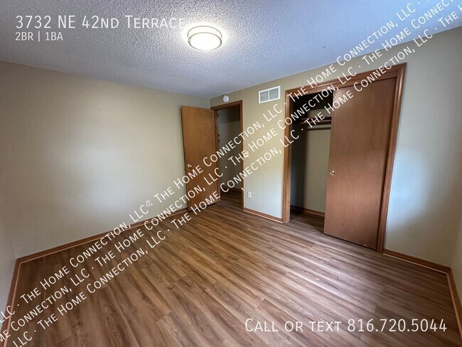 Building Photo - 3732 NE 42nd Terrace