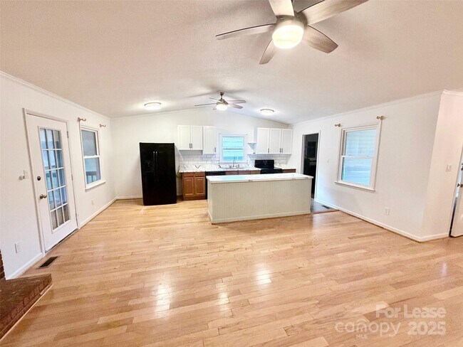 Building Photo - 115 Setter Ct