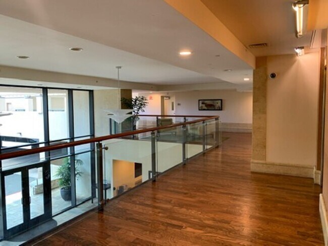 Building Photo - Fully Furnished 1 Bed-1BathPet Friendly Un...