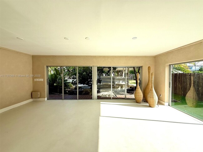 Building Photo - 900 S Shore Dr