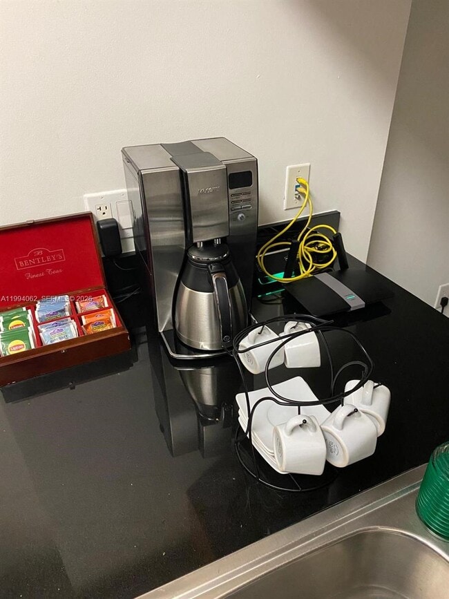 Building Photo - 1750 N Bayshore Dr