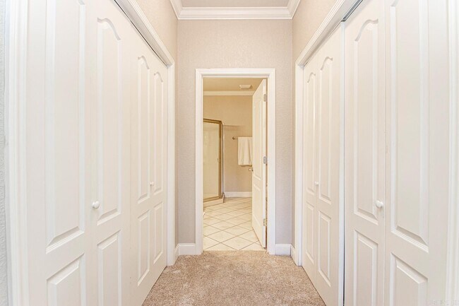 Building Photo - 451 Lakeland Dr