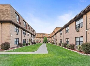 Building Photo - 16 N End Dr