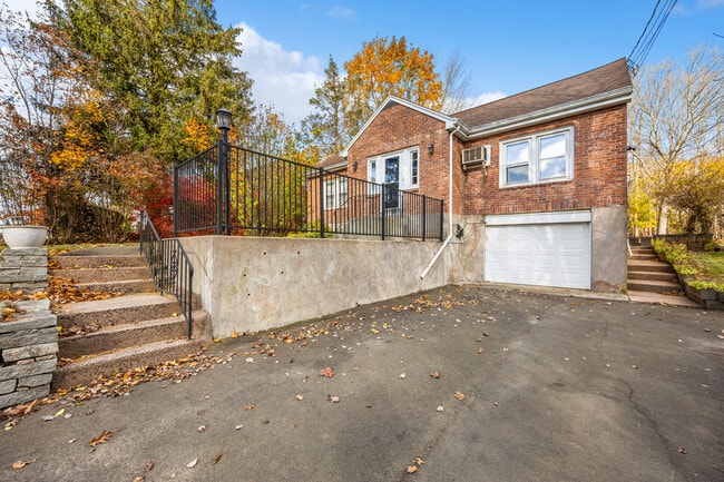 Building Photo - 678 Bartholomew Rd