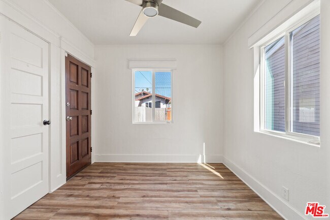 Building Photo - 932 1/2 California Ave