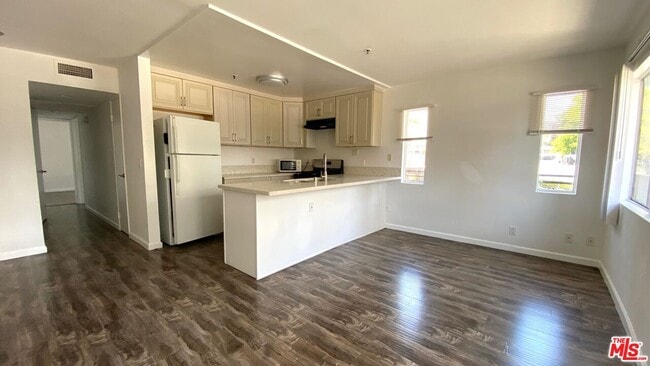 Building Photo - 701 S Kingsley Dr
