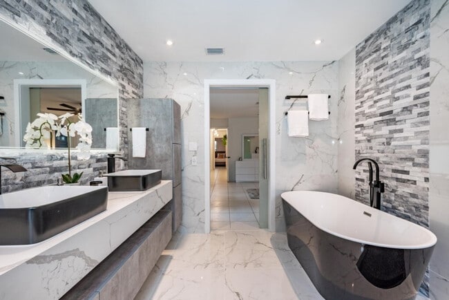 Building Photo - 830 SW 14th Ct