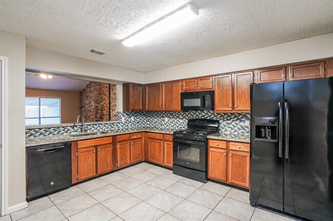 Building Photo - 17927 Lake Manor Dr