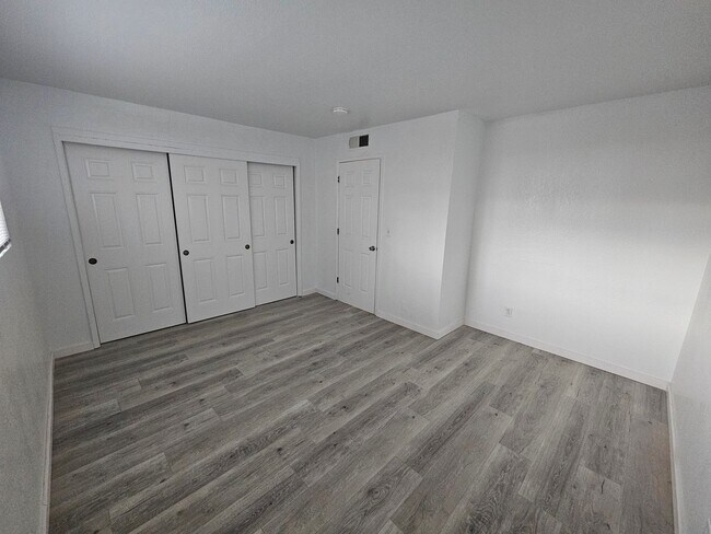 Building Photo - Downstairs 1 Bedroom 1 Bath Apartment in Orland!