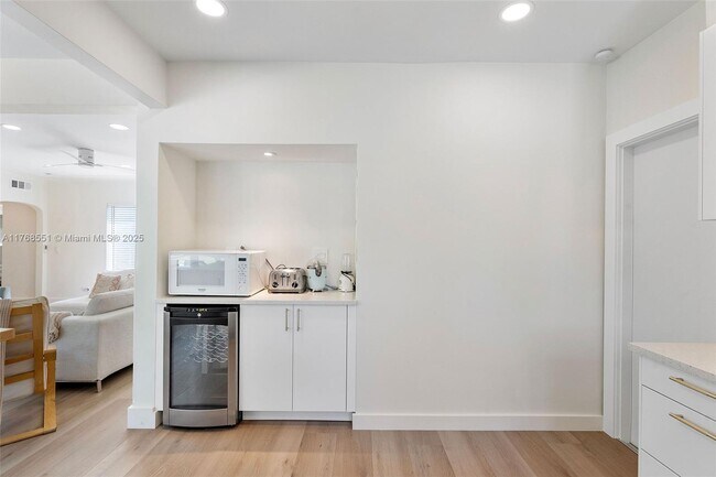 Building Photo - 10801 Peachtree Dr