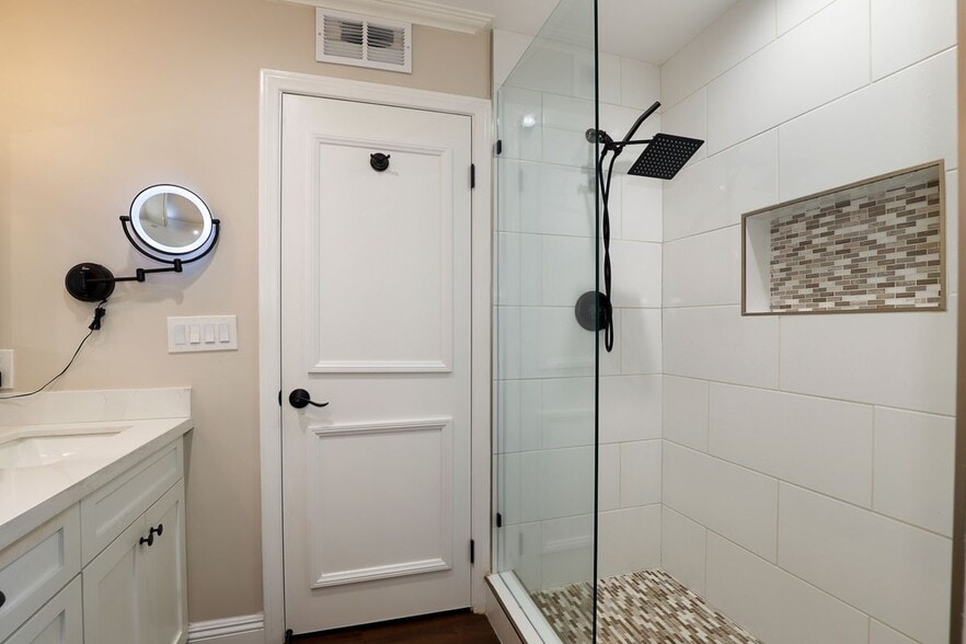 Building Photo - 4528 Colbath Ave