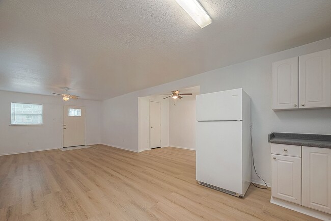 Building Photo - For Lease | Efficiency 1 Bath | 600 Sq Ft ...