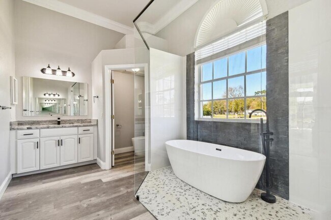 Building Photo - 6644 Country Club Rd