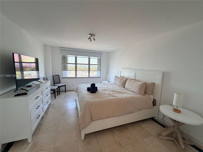 Building Photo - 5161 Collins Ave