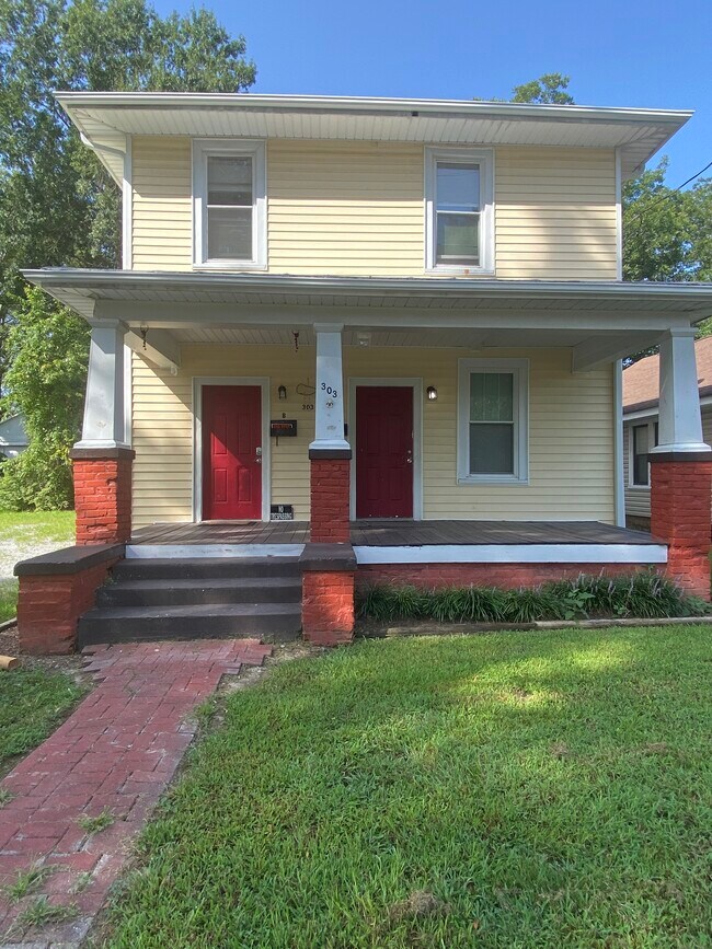 Primary Photo - 303 Paris Ave