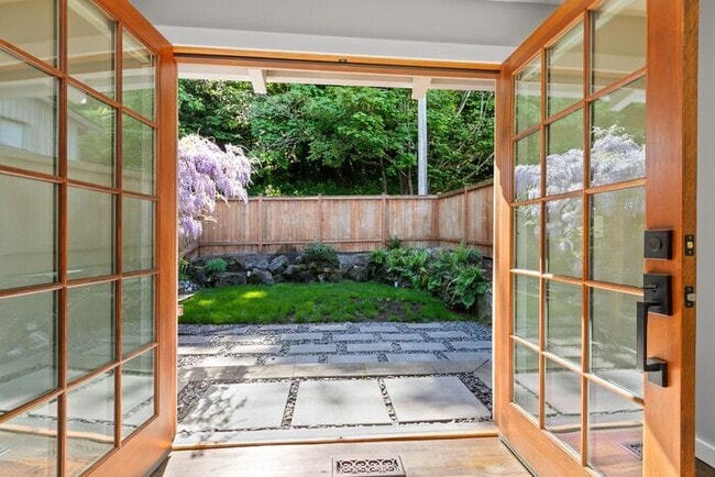Building Photo - Air Conditioned Pacific Northwest Classic ...