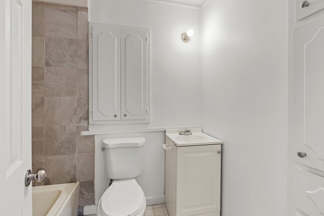 Building Photo - Charming 4 Bedroom, 1 Bathroom house