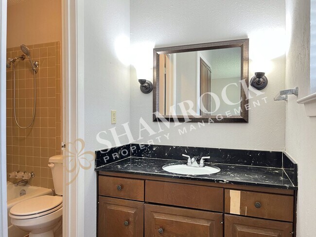 Building Photo - Convenient location close to shopping and Hwy 6!