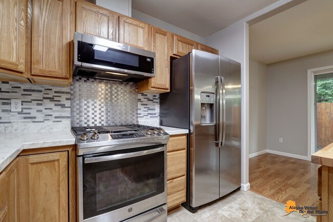 Building Photo - Amberwood Park: Homey Townhouse with Fence...