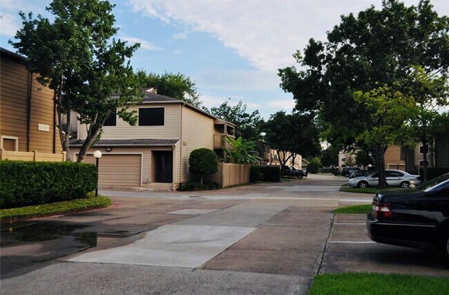 Building Photo - 2379 Briarwest Blvd