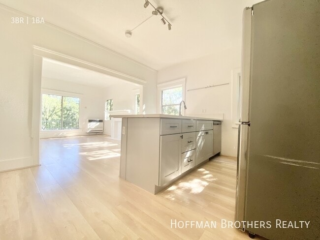 Building Photo - 402 N Ave 54